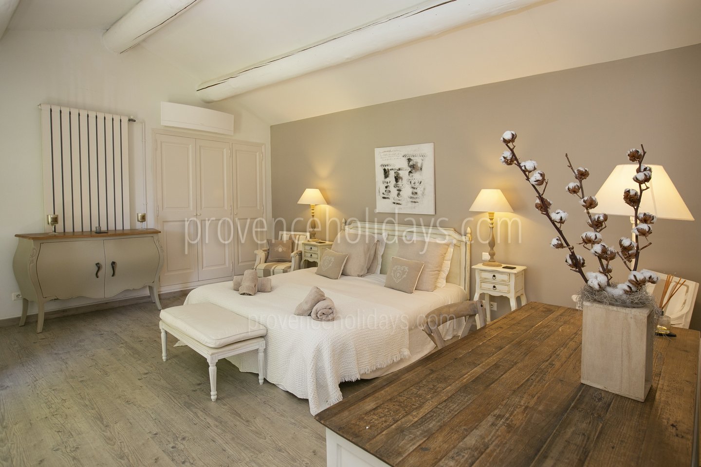 15 - Les Oliviers: Villa: Bedroom - Master room first floor west side(1)