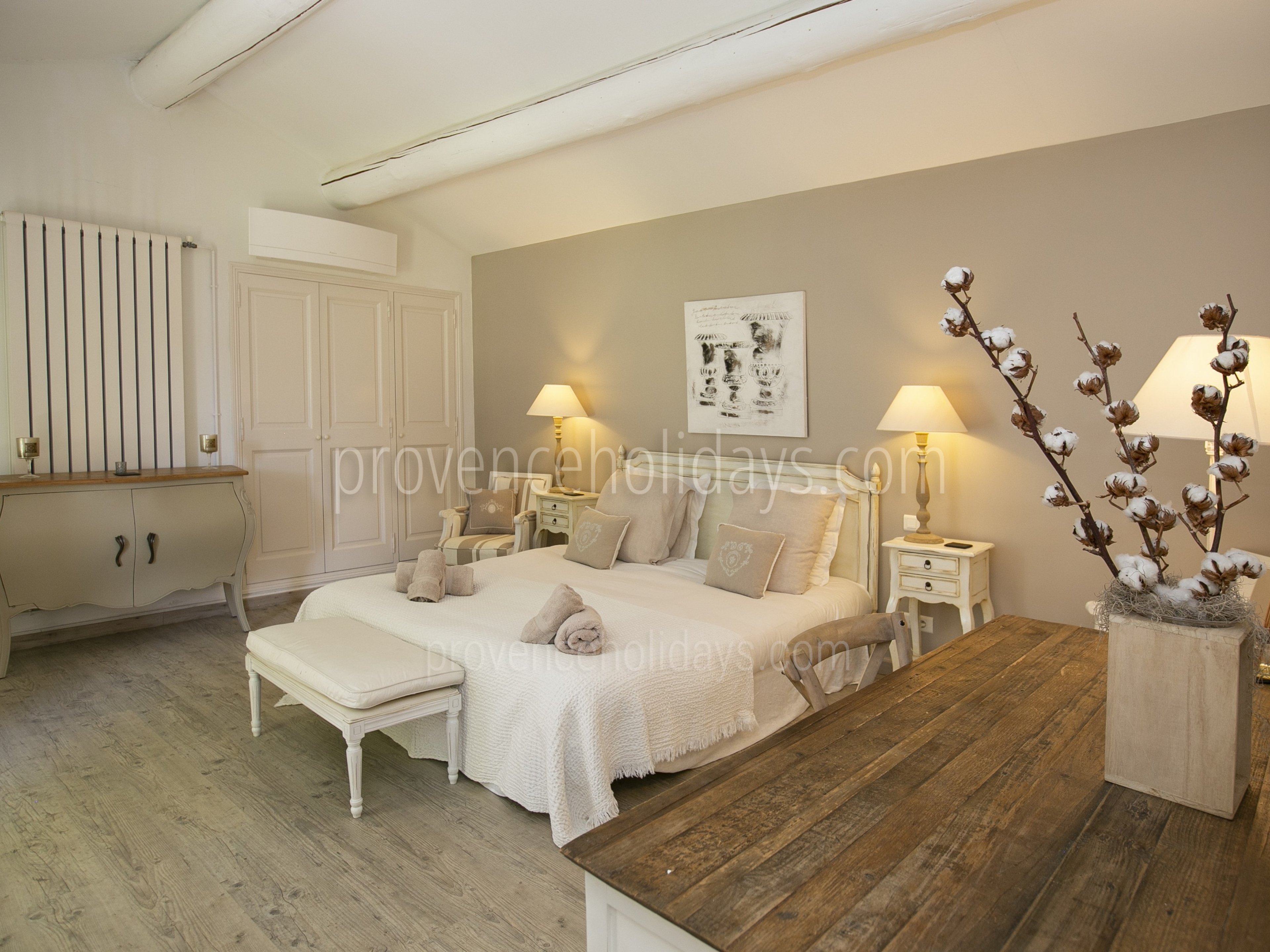 15 - Les Oliviers: Villa: Bedroom - Master room first floor west side(1)