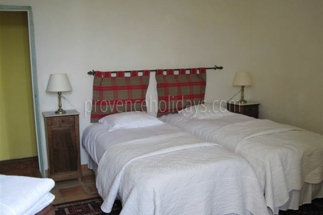 45 - Mas Lambesc: Villa: Bedroom