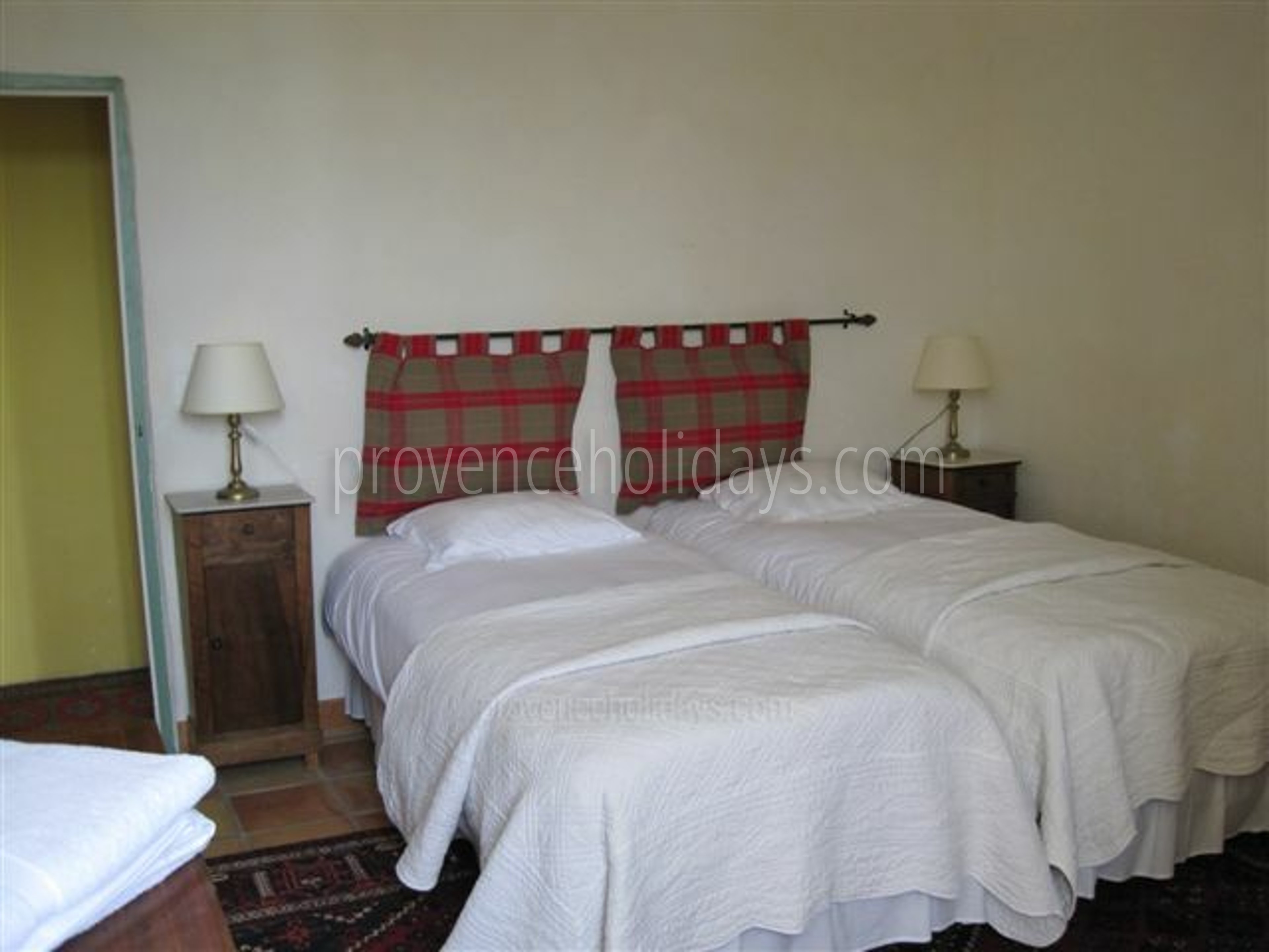 45 - Mas Lambesc: Villa: Bedroom