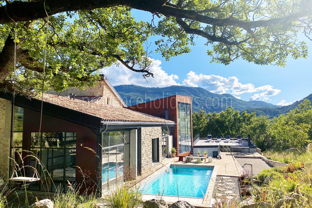 Une bastide provençale unique en son genre, alliant architecture historique et design contemporain