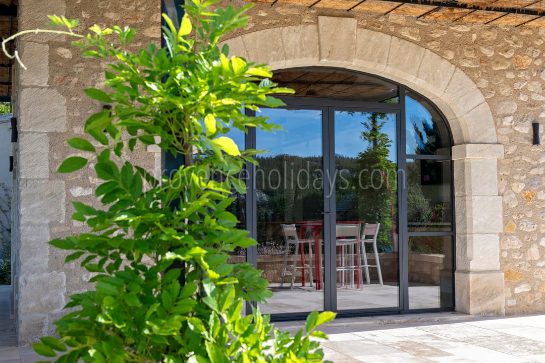 105 - Le Loup des Alpilles: Villa: Exterior