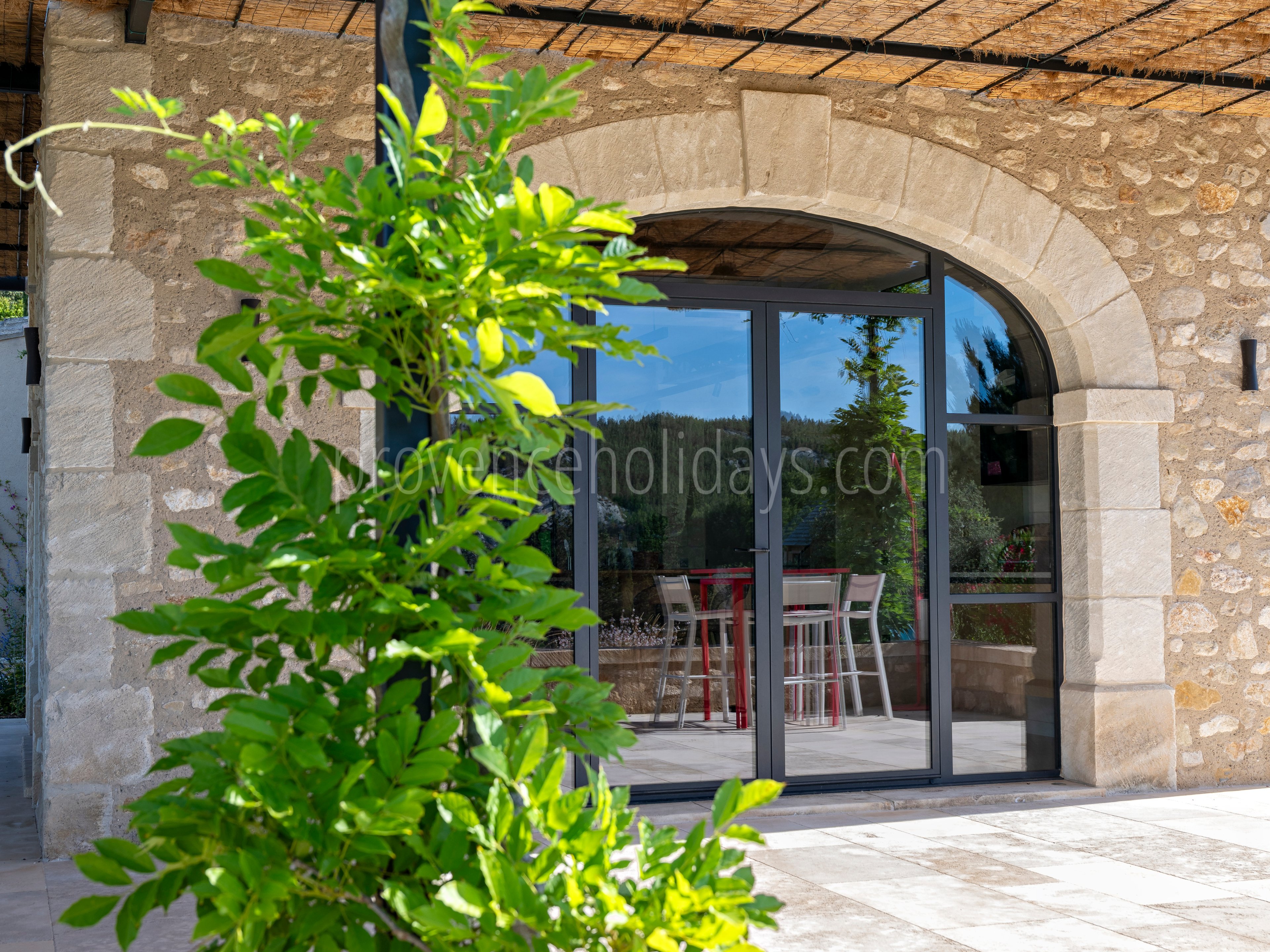 105 - Le Loup des Alpilles: Villa: Exterior