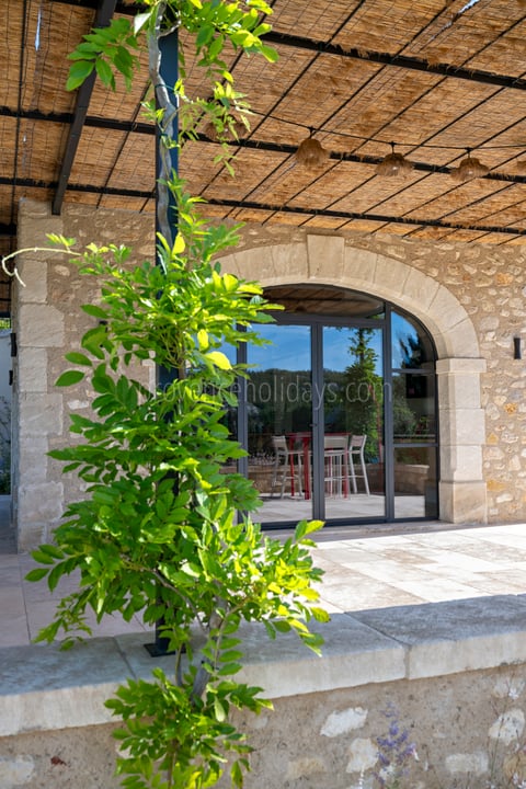 105 - Le Loup des Alpilles: Villa: Exterior