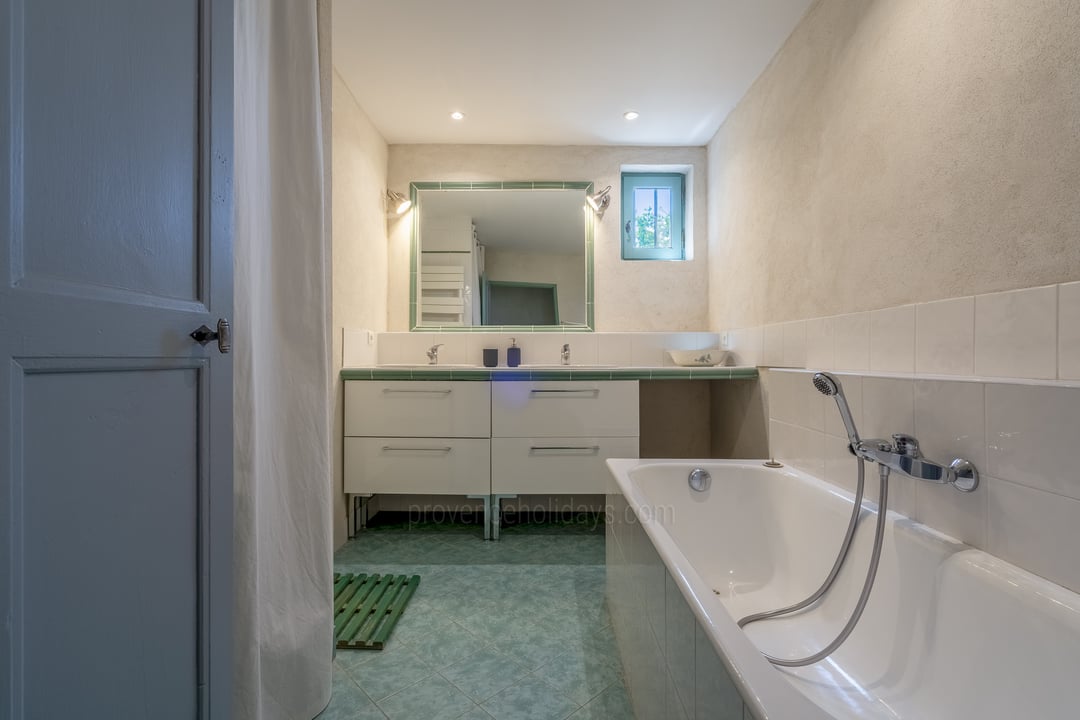31 - Mas du Tilleul: Villa: Bathroom