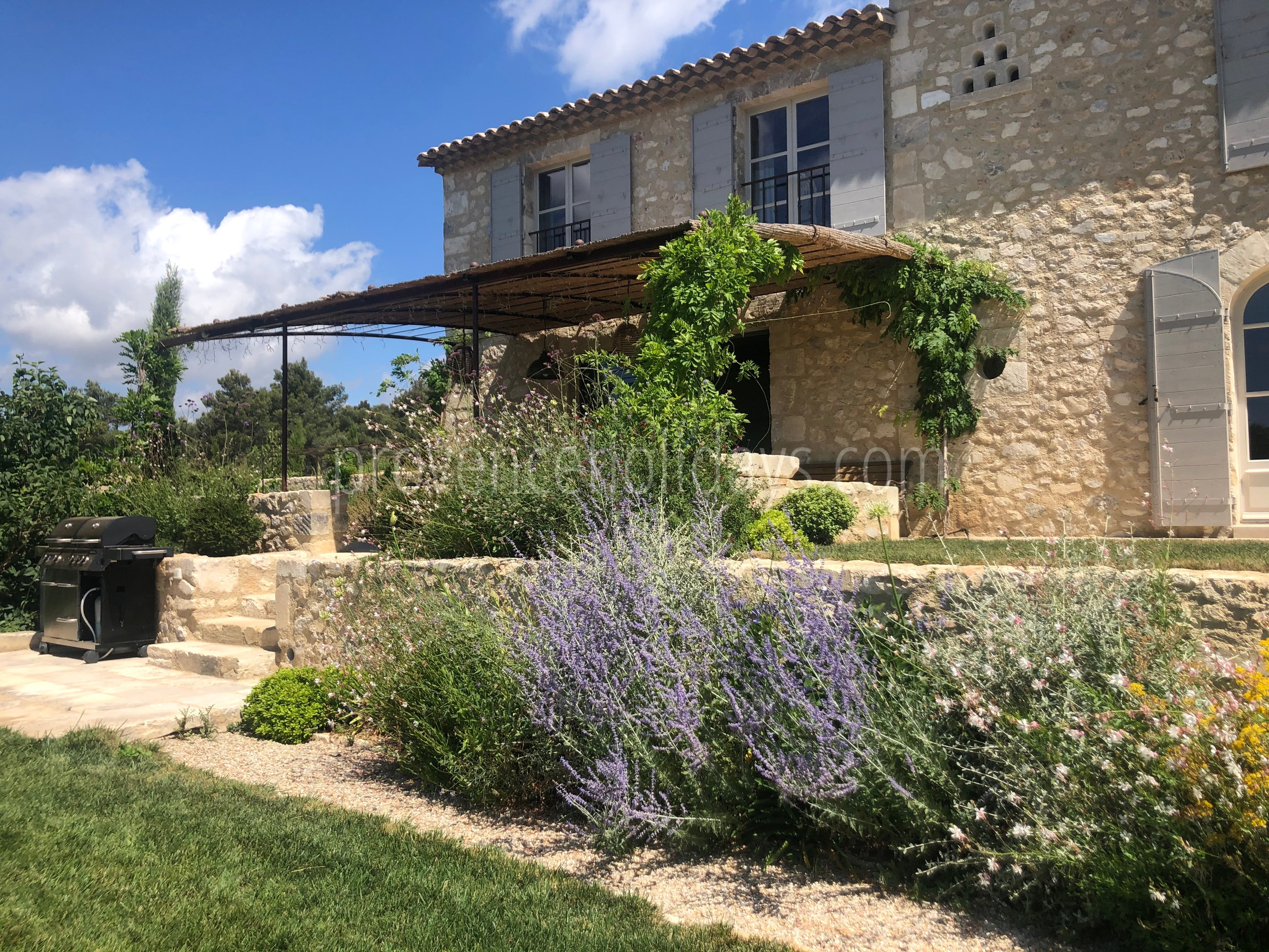17 - Mas des Baux: Villa: Exterior