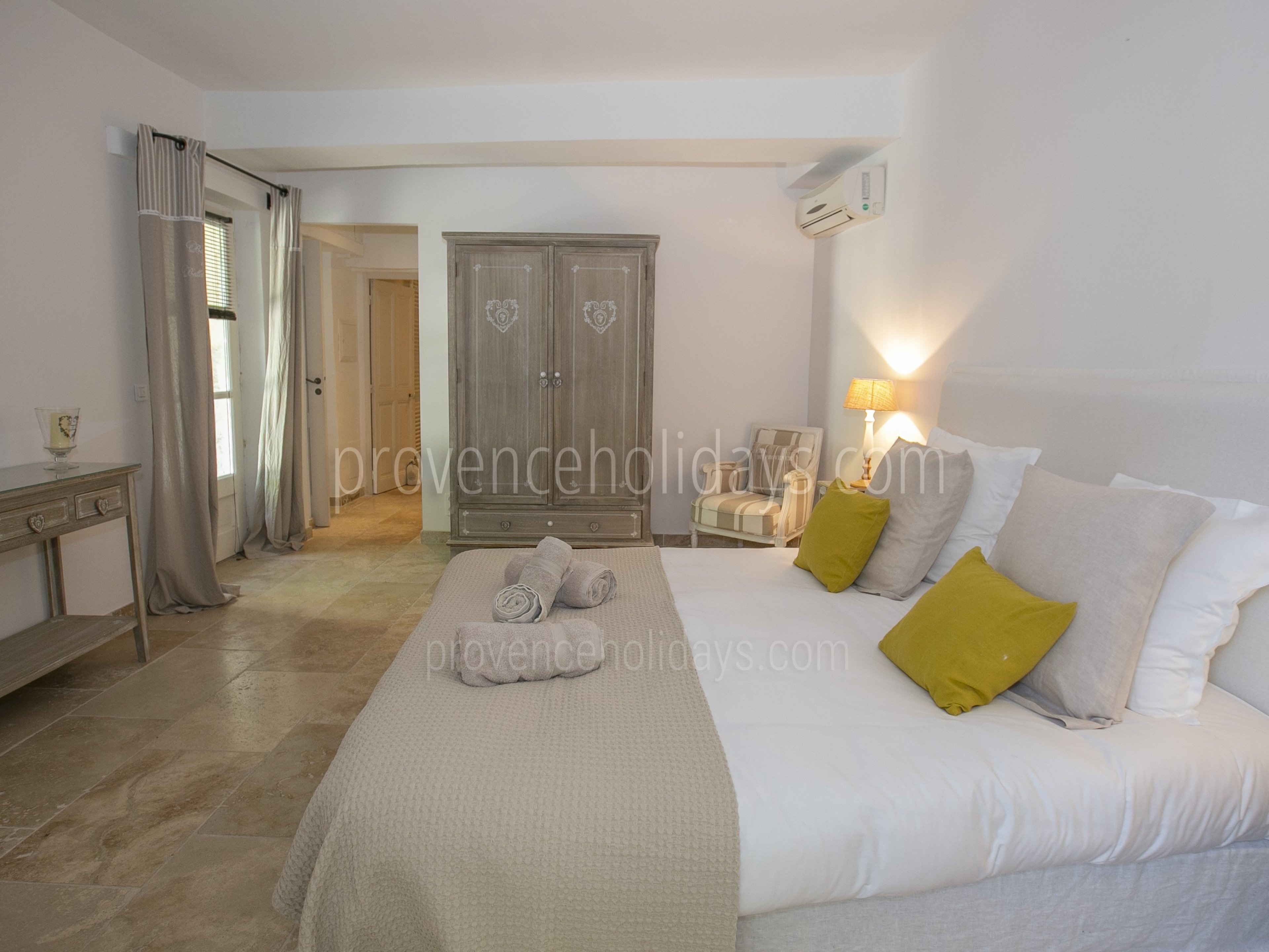 11 - Les Oliviers: Villa: Bedroom - Master room ground floor east side(1)