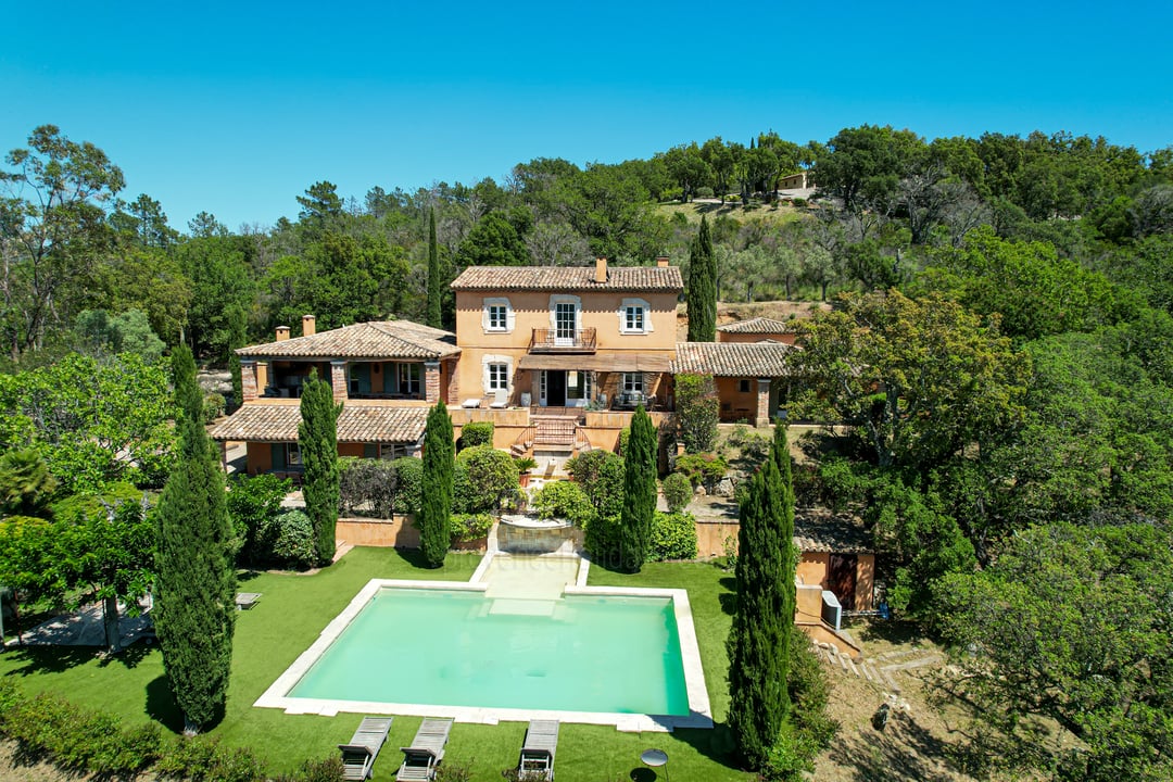 Bastide of character in a private estate in the heart of the vineyards.