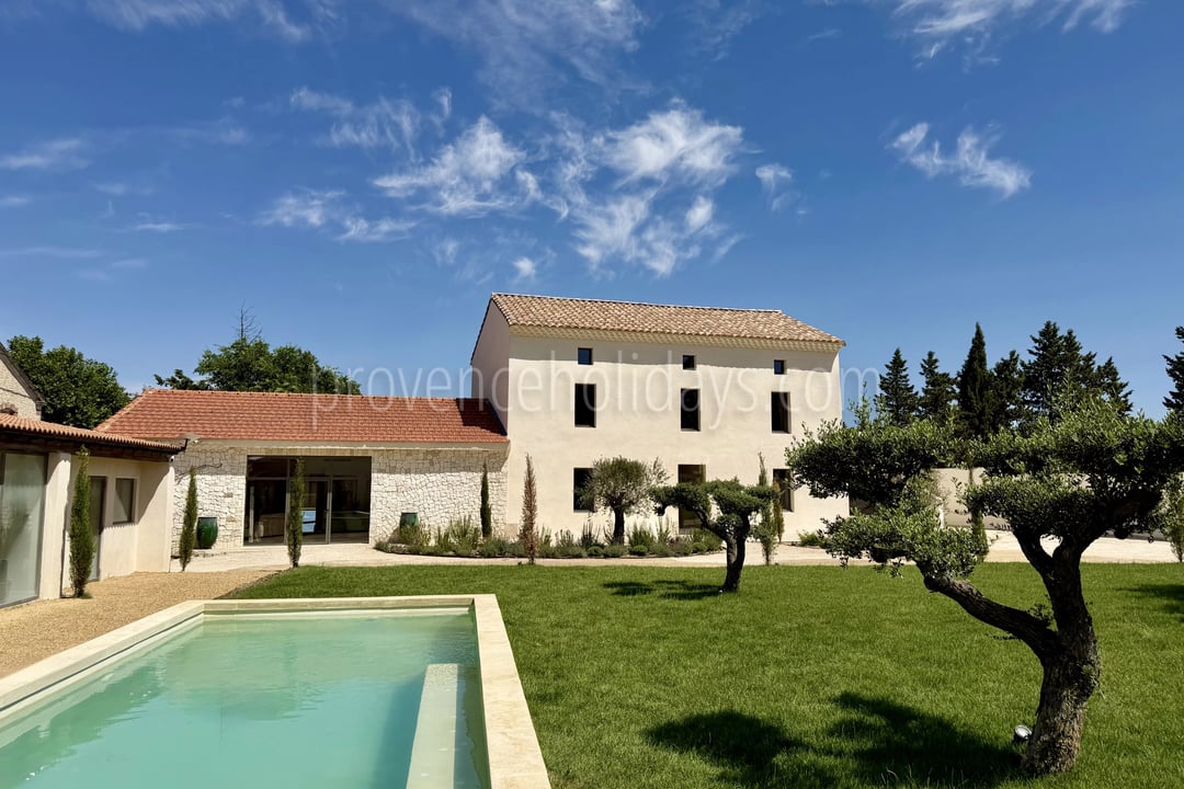 Renovated former farmhouse with pool in Pernes-les-Fontaines