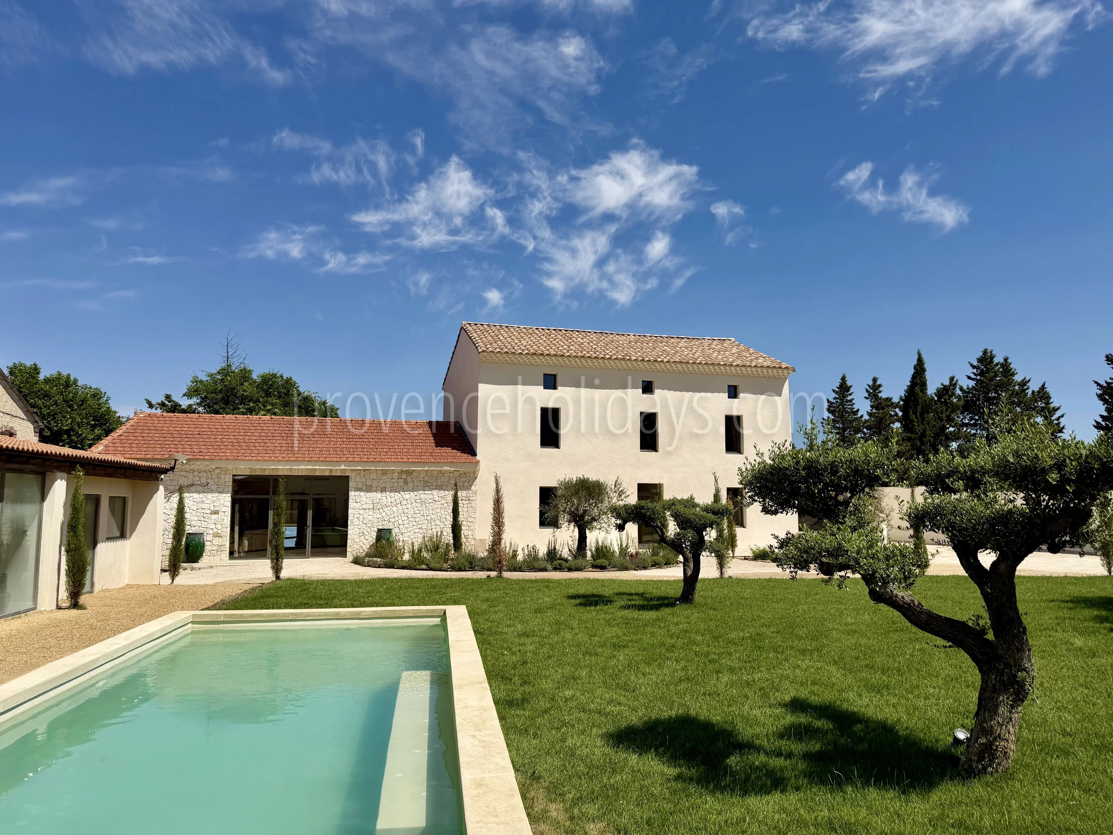 1 - Contemporary house in L\'Isle-sur-la-Sorgue: Villa: Exterior