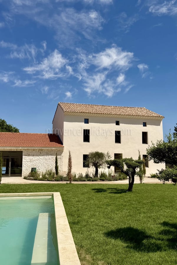 1 - Contemporary house in L\'Isle-sur-la-Sorgue: Villa: Exterior