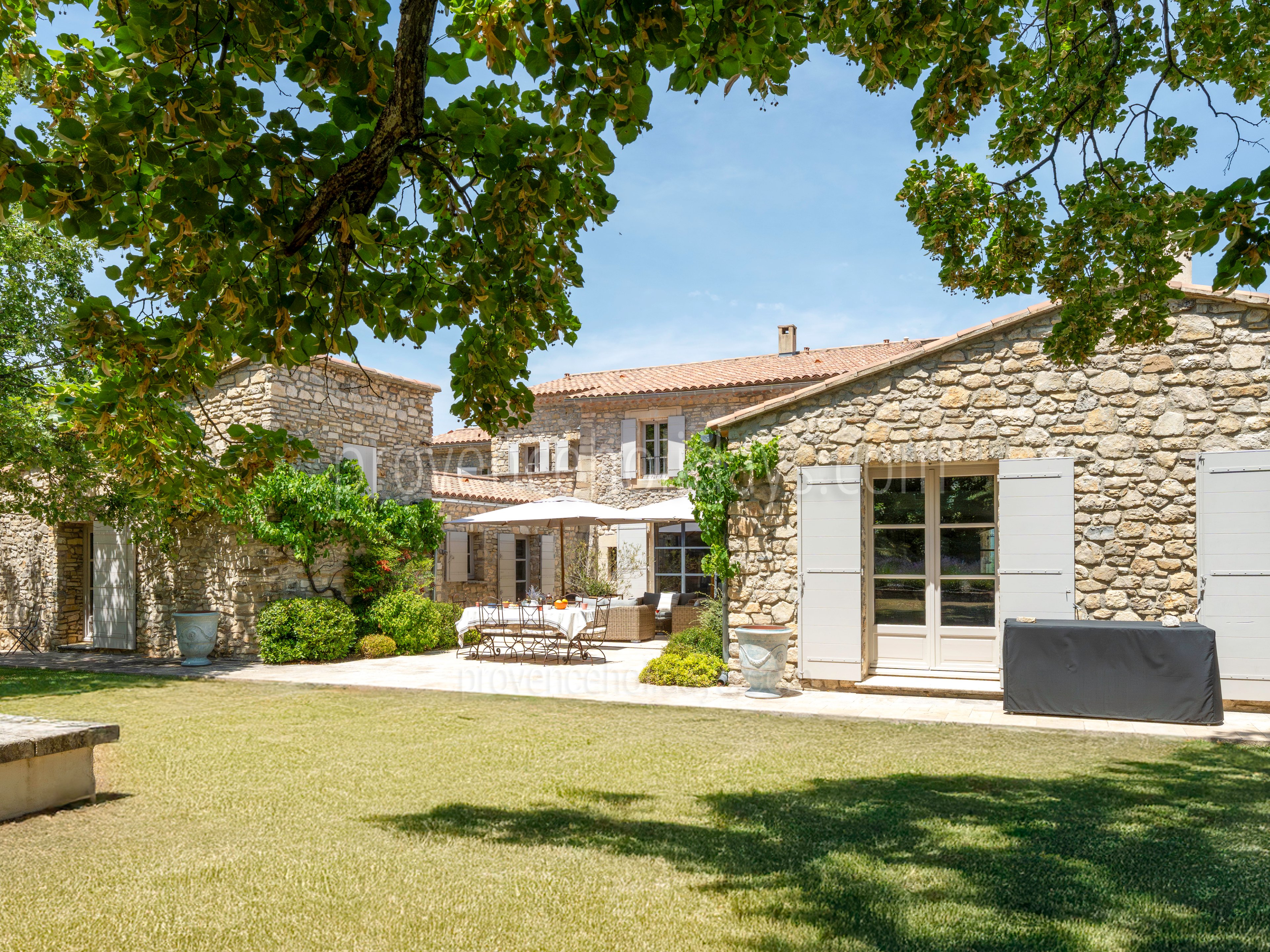 48 - Mas de Saint-Jean: Villa: Exterior