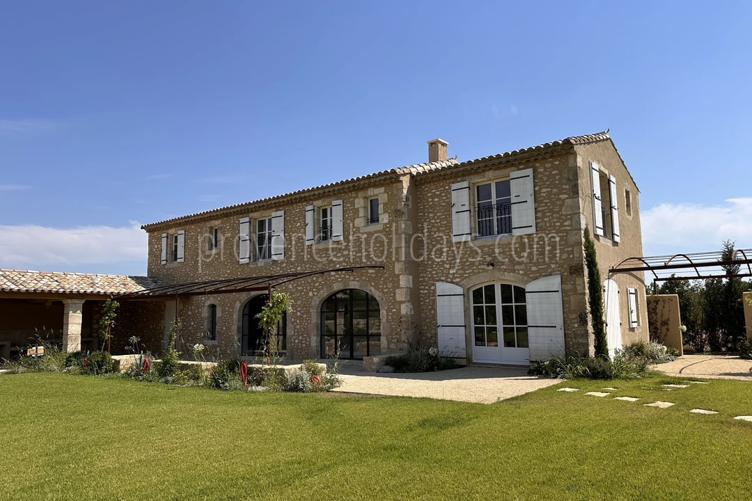 30 - Provençal mas in Eygalières: Villa: Exterior