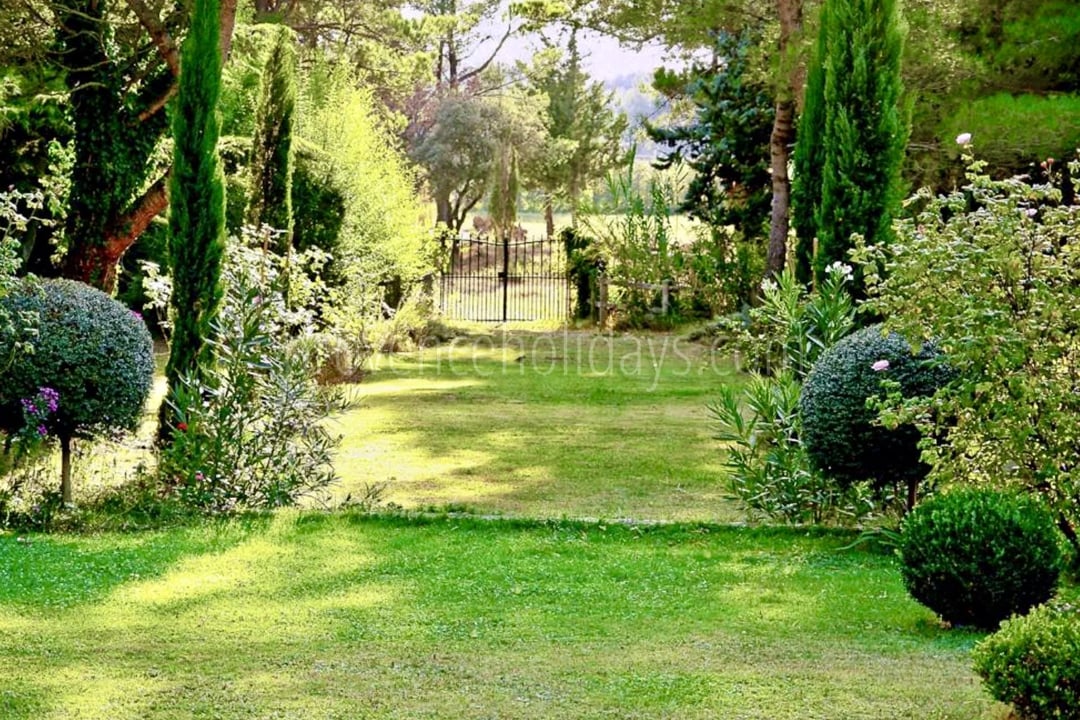 11 - Estate to renovate in Orgon: Villa: Exterior