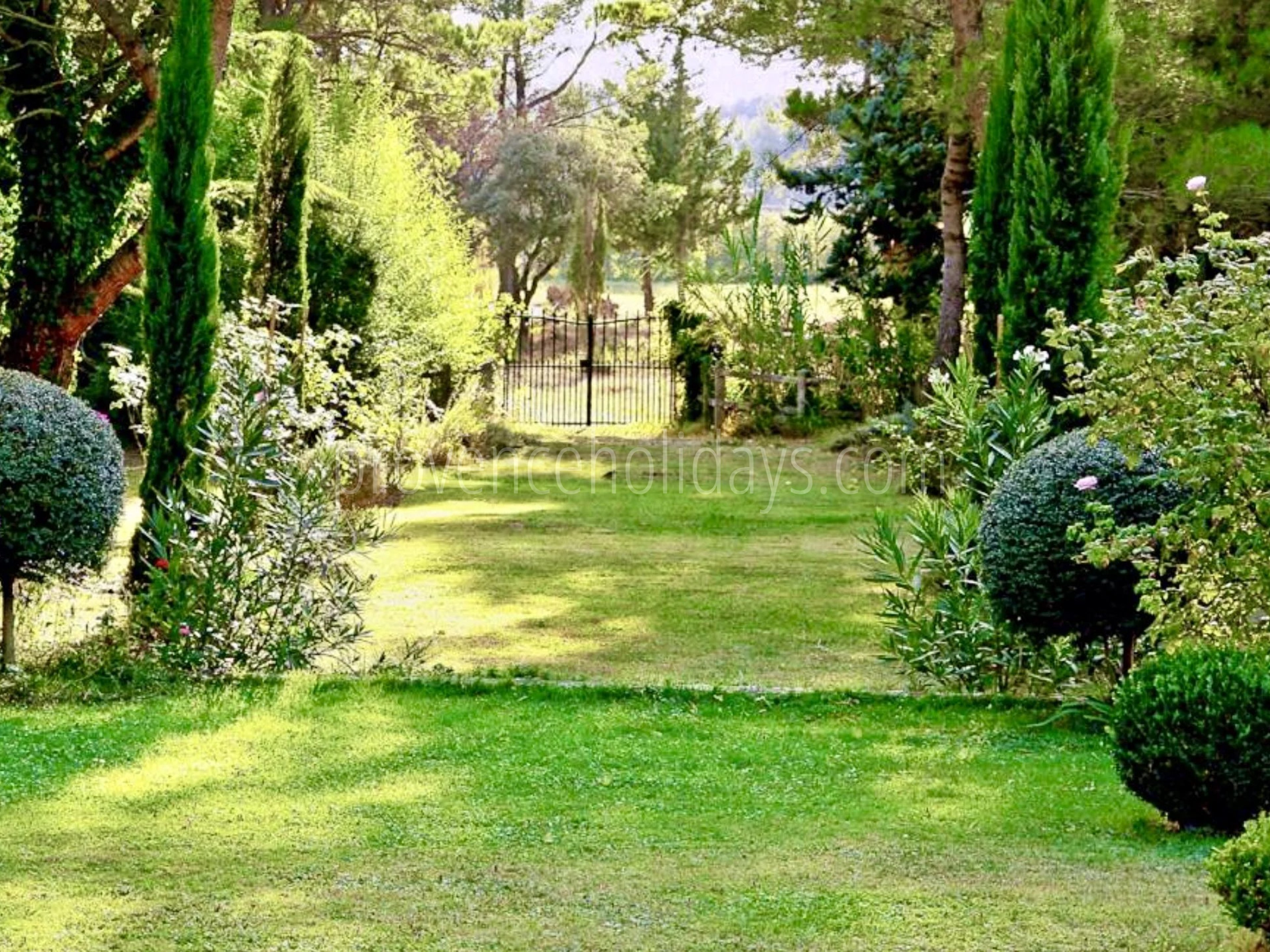 11 - Estate to renovate in Orgon: Villa: Exterior