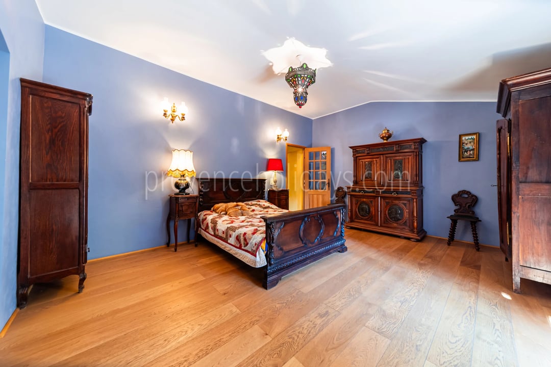 16 - Character estate in Cucuron: Villa: Bedroom