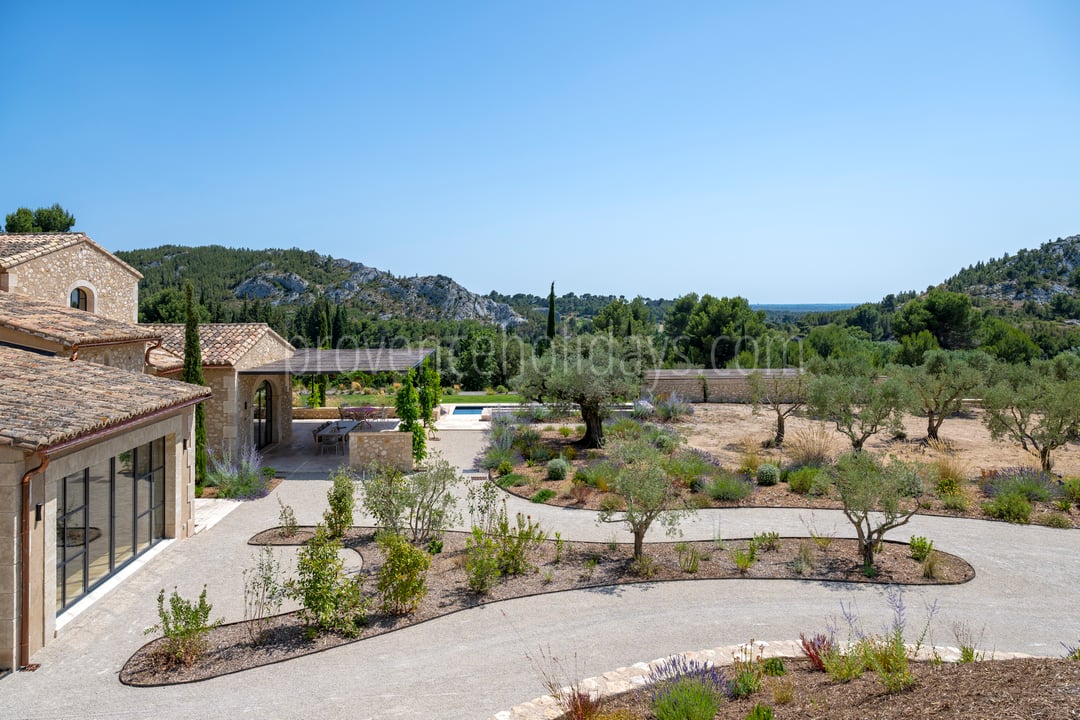 178 - Le Loup des Alpilles: Villa: Exterior