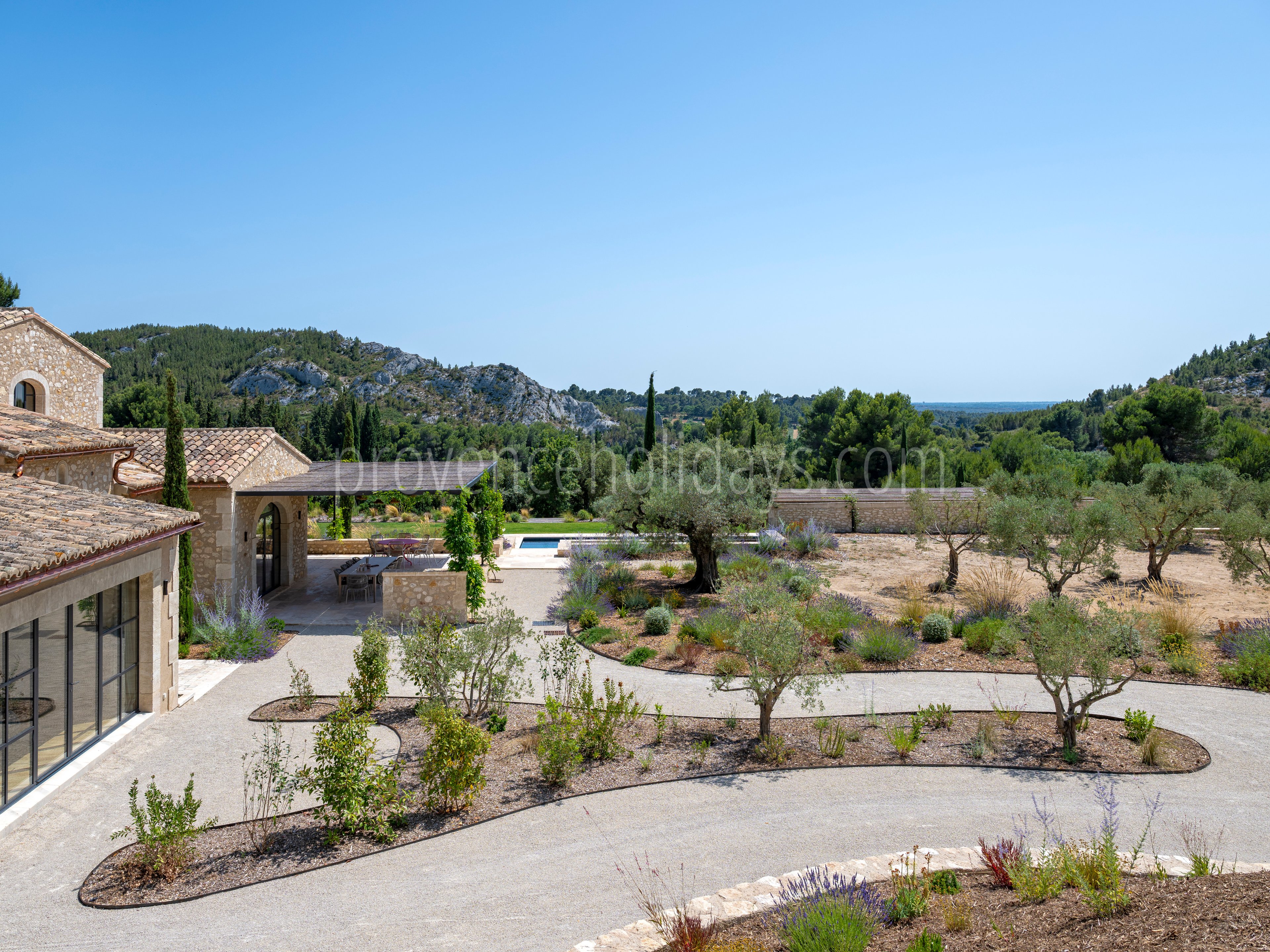 178 - Le Loup des Alpilles: Villa: Exterior