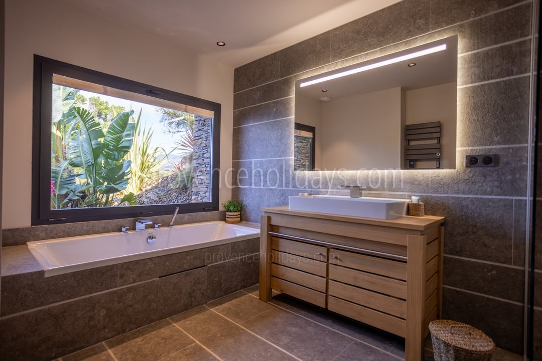 11 - Villa Des Sables: Villa: Bathroom