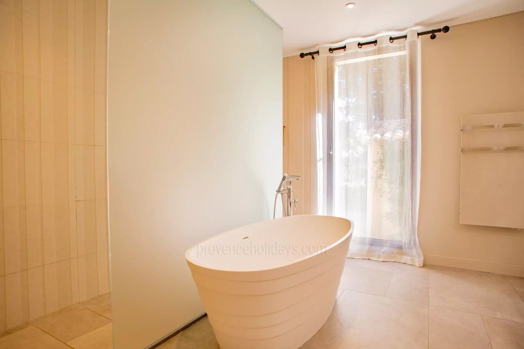 28 - Le Mas des Bories: Villa: Bathroom