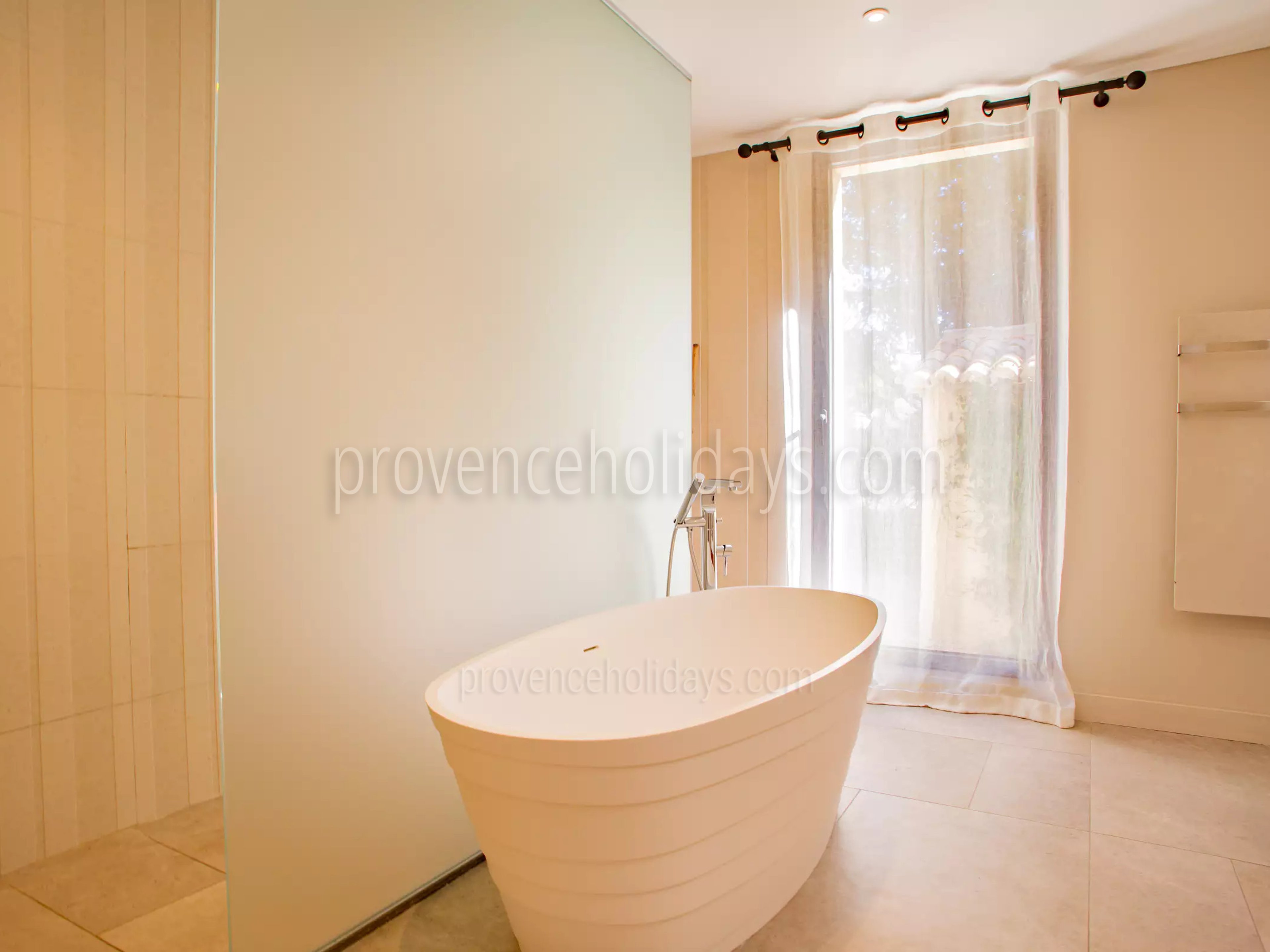 25 - Le Mas des Bories: Villa: Bathroom