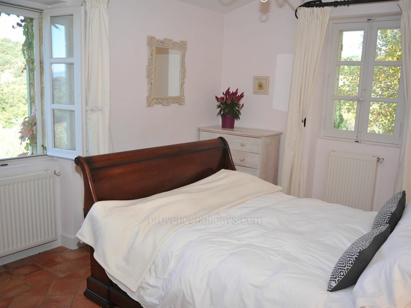 37 - Le Mas de Bonnieux: Villa: Bedroom