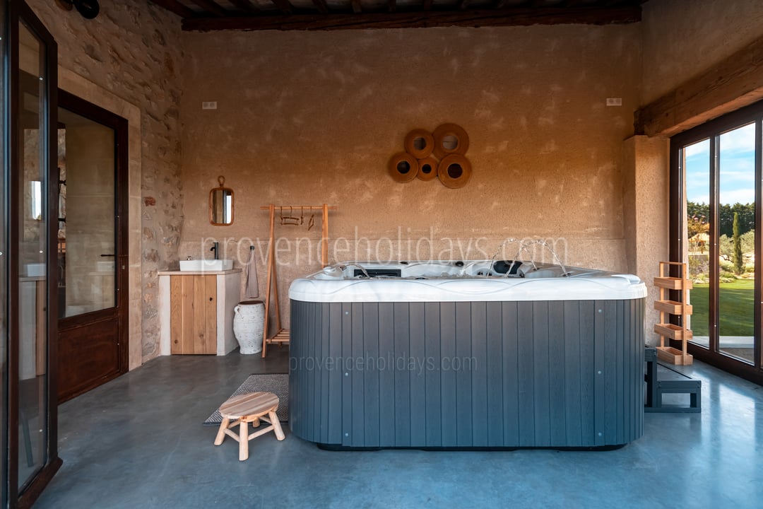 77 - Mas des Pommiers: Villa: Interior