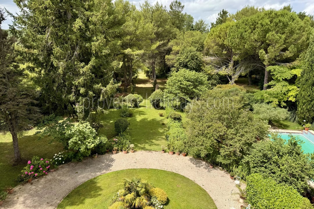 4 - Estate to renovate in Orgon: Villa: Exterior