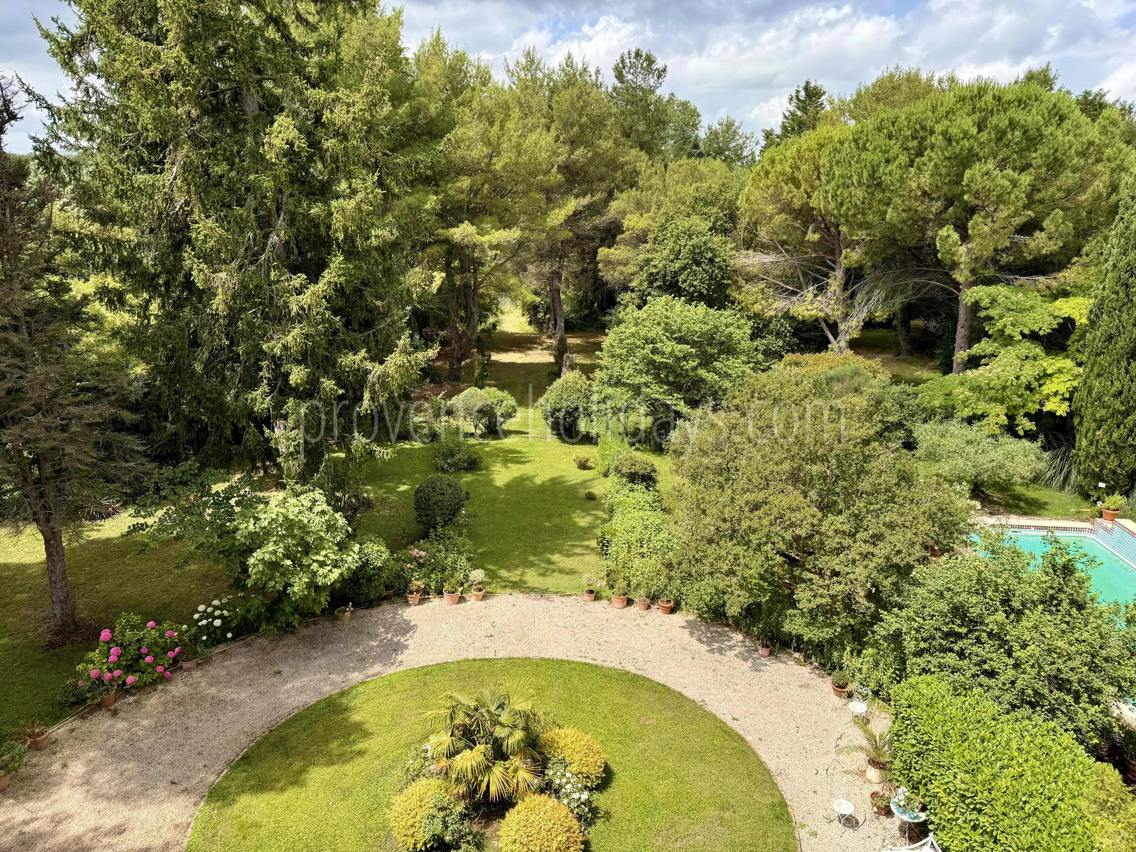 4 - Estate to renovate in Orgon: Villa: Exterior