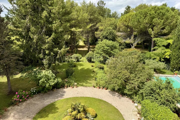 4 - Estate to renovate in Orgon: Villa: Exterior