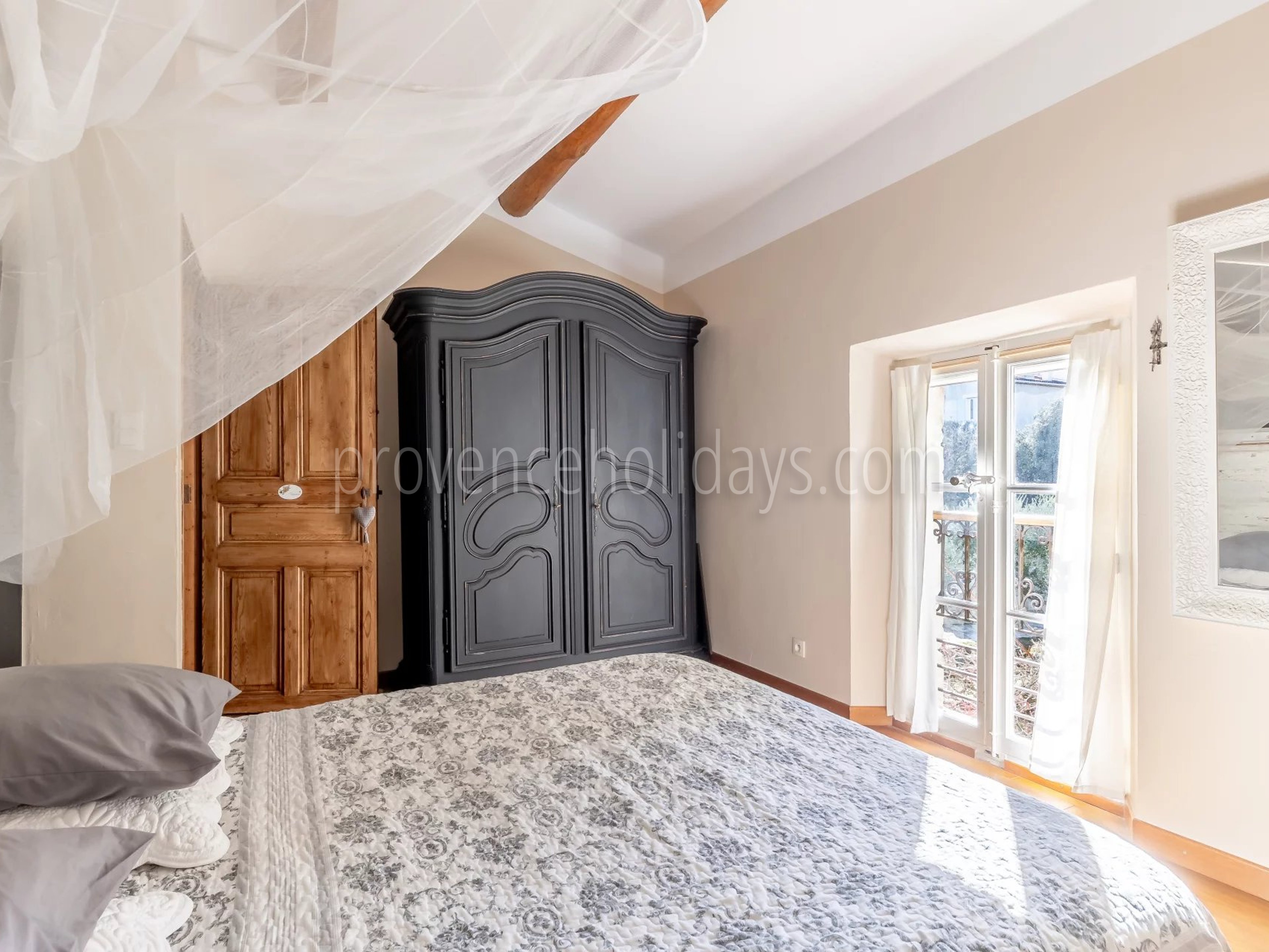 22 - Stone bastide in Cavaillon: Villa: Bedroom