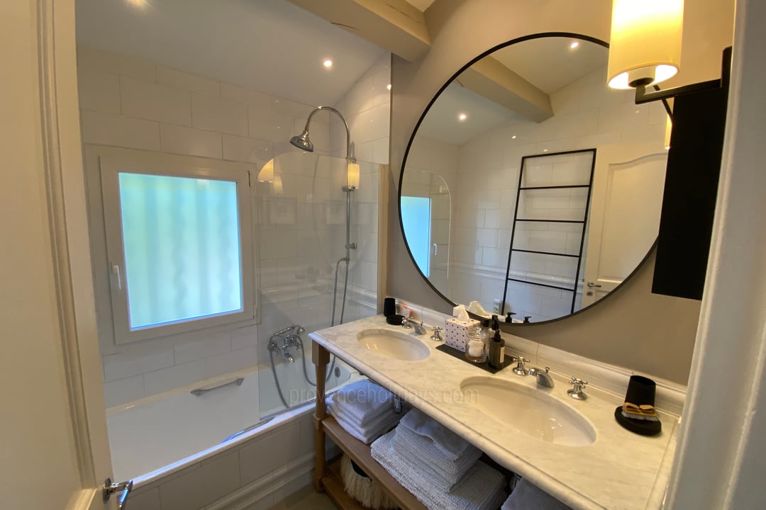 50 - Villa des Pins: Villa: Bathroom