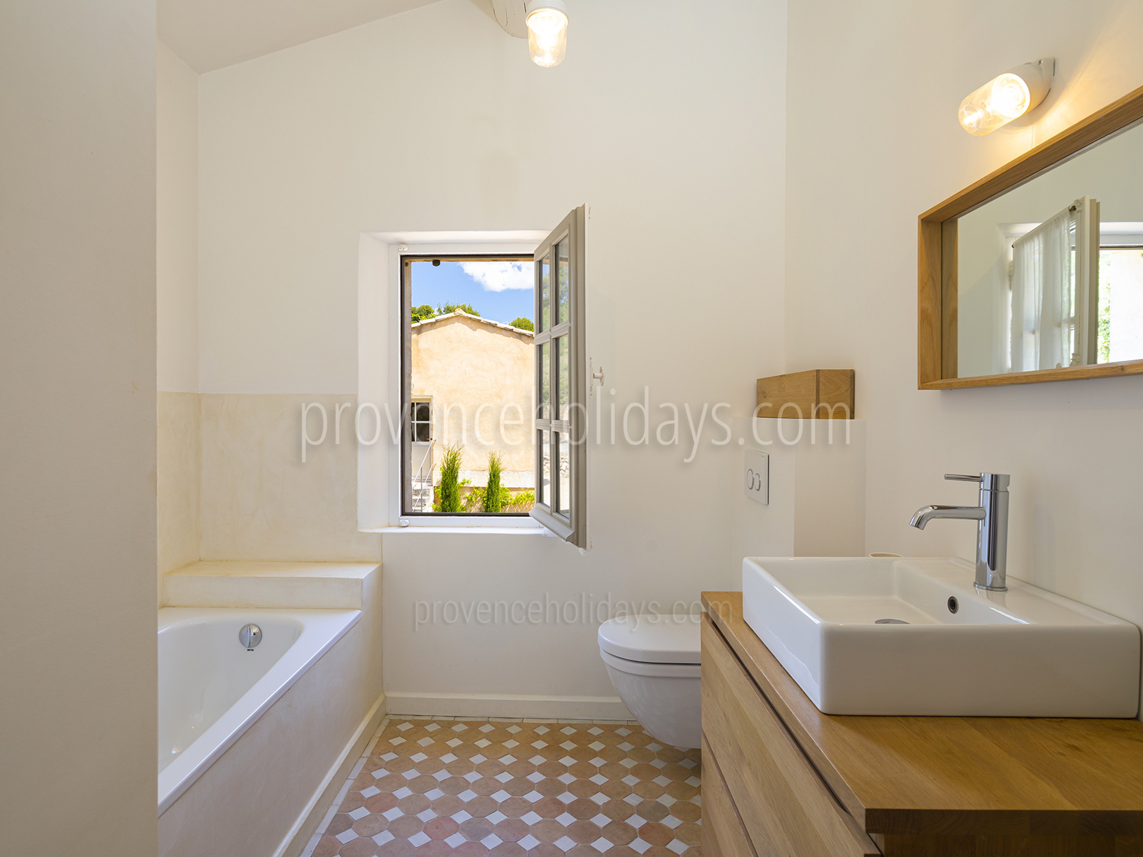 12 - Mas des Cyprès: Villa: Bathroom