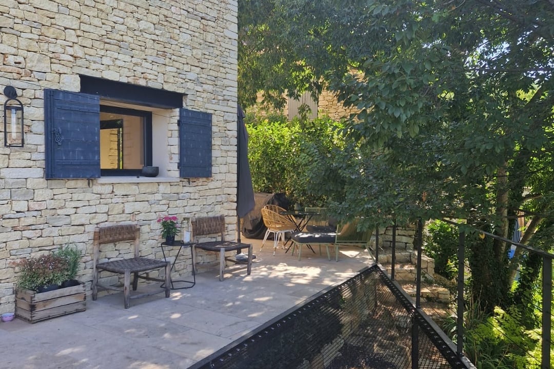 Terrasse avec filet et barrière