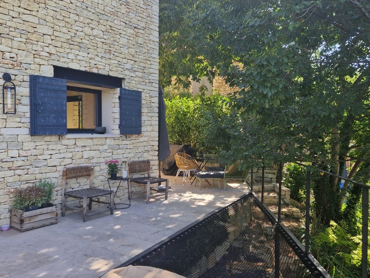 52 - La Roque sur Pernes: Villa: Exterior - Terrace with net and barrier