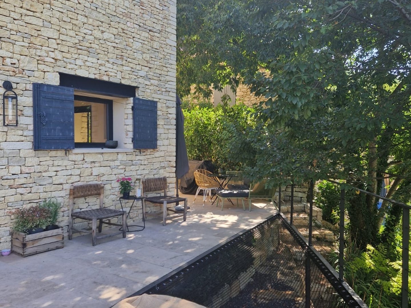 52 - La Roque sur Perne: Villa: Exterior - Terras met net en slagboom