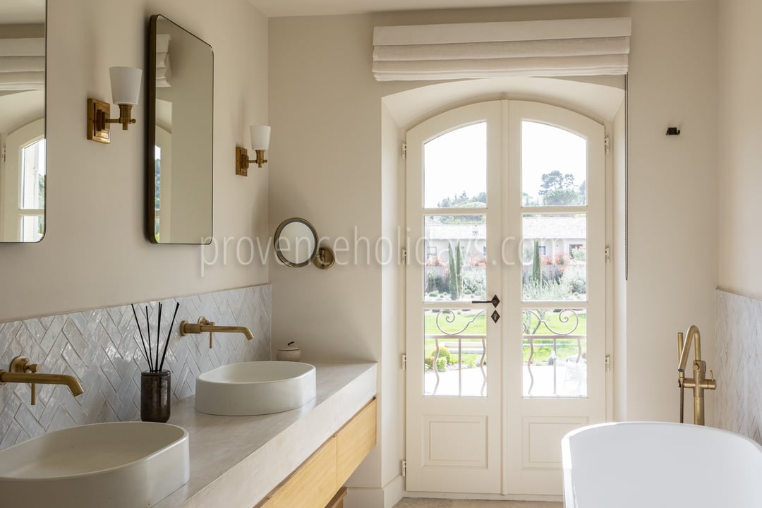 43 - Mas Chabaud: Villa: Bathroom