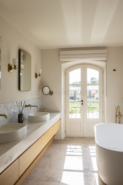 43 - Mas Chabaud: Villa: Bathroom