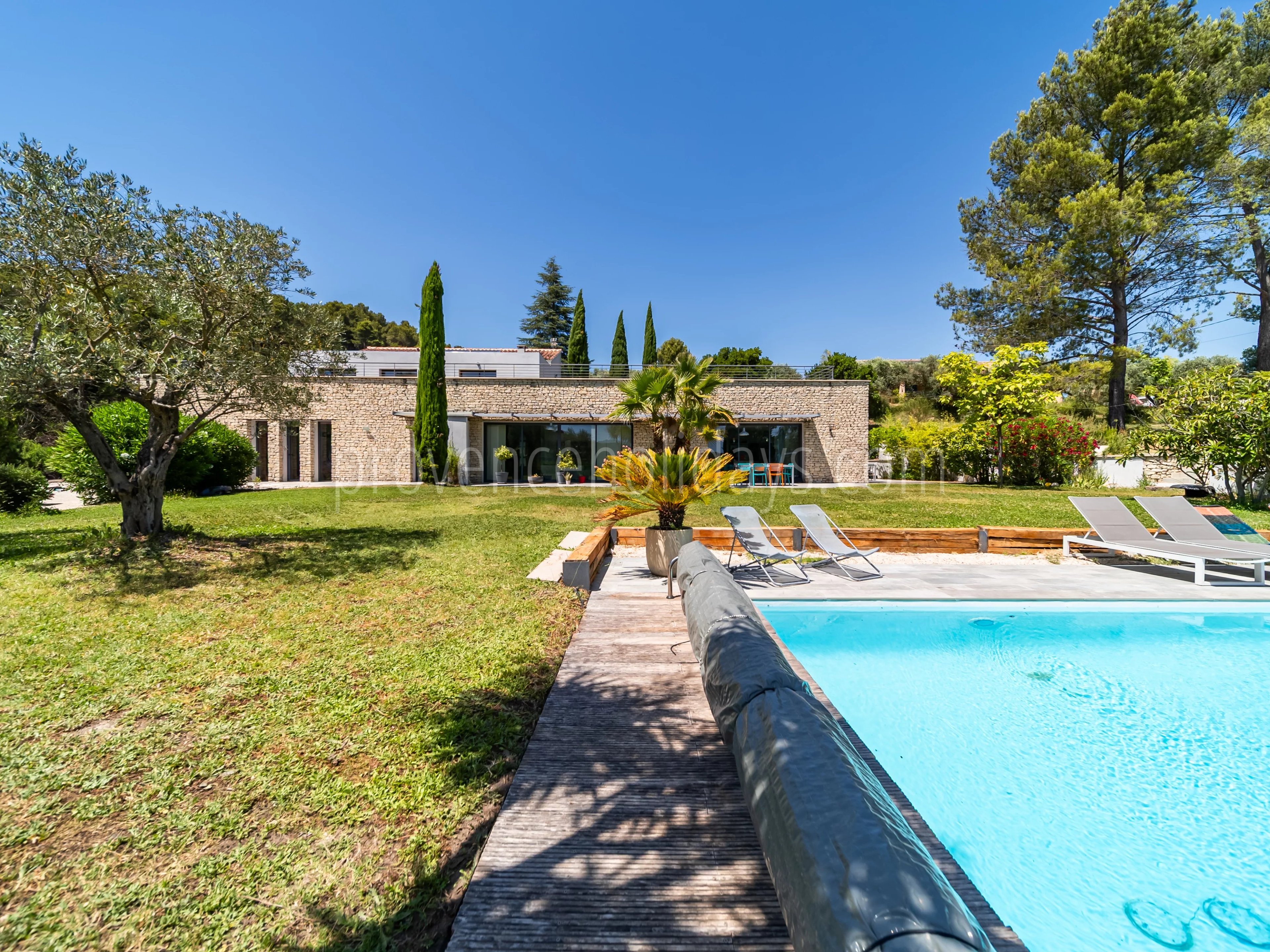 15 - Villa with pool in Pernes-les-Fontaines: Villa: Exterior