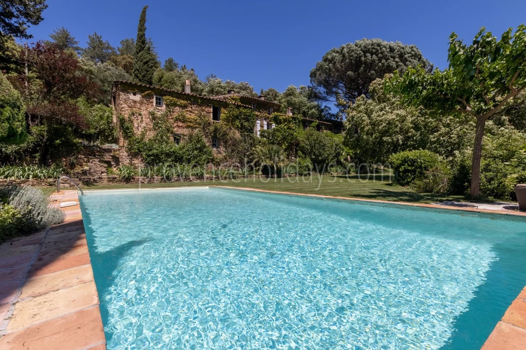 3 - Te renoveren gehucht in Grimaud: Villa: Pool
