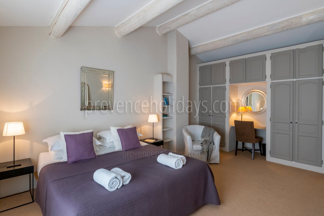 4 - Le Mas de Joucas: Villa: Bedroom