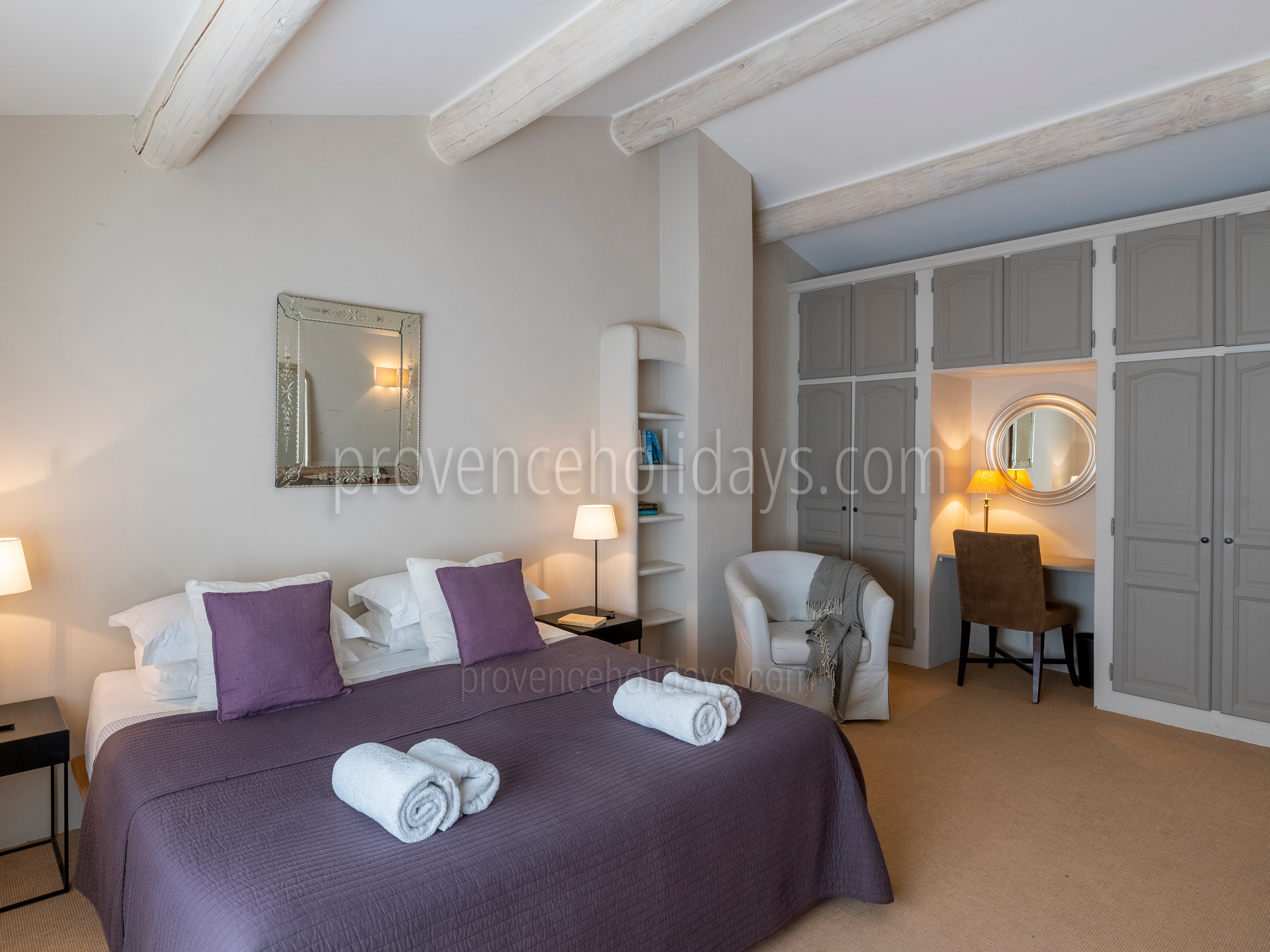 4 - Le Mas de Joucas: Villa: Bedroom
