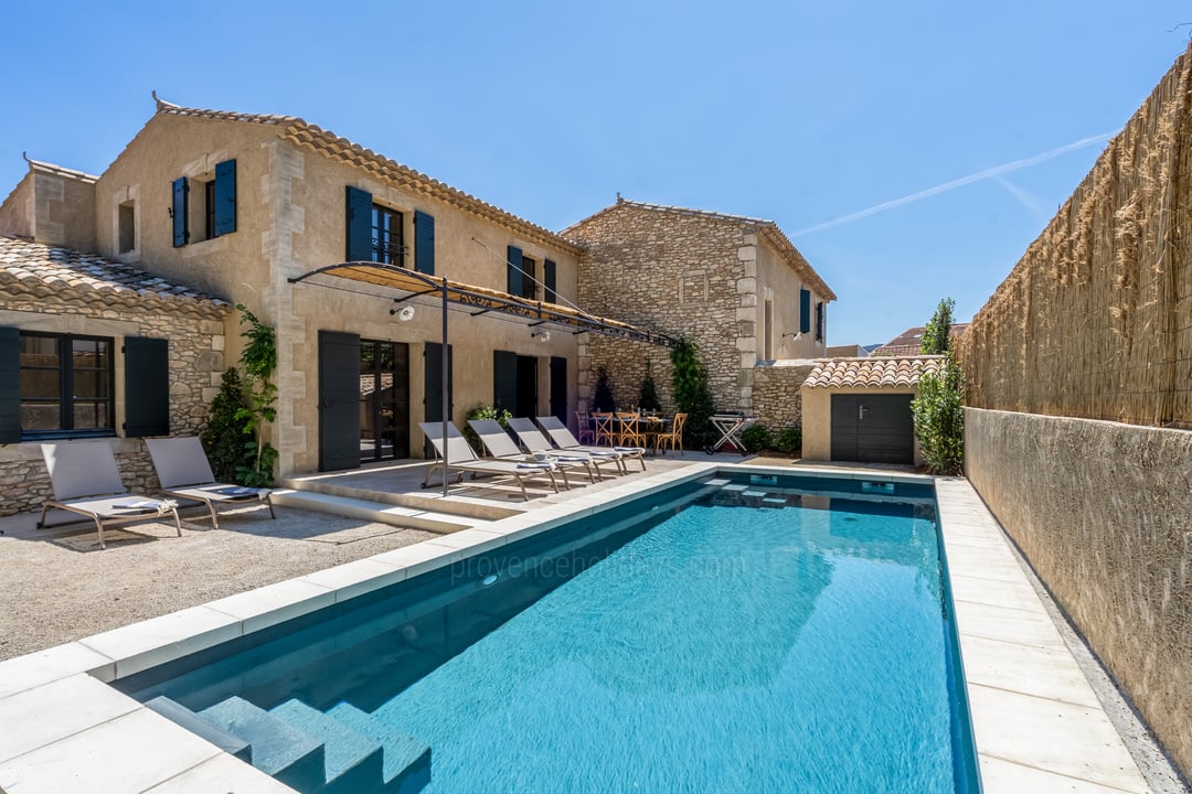 Fully Renovated farmhouse with a private pool in Eygalières