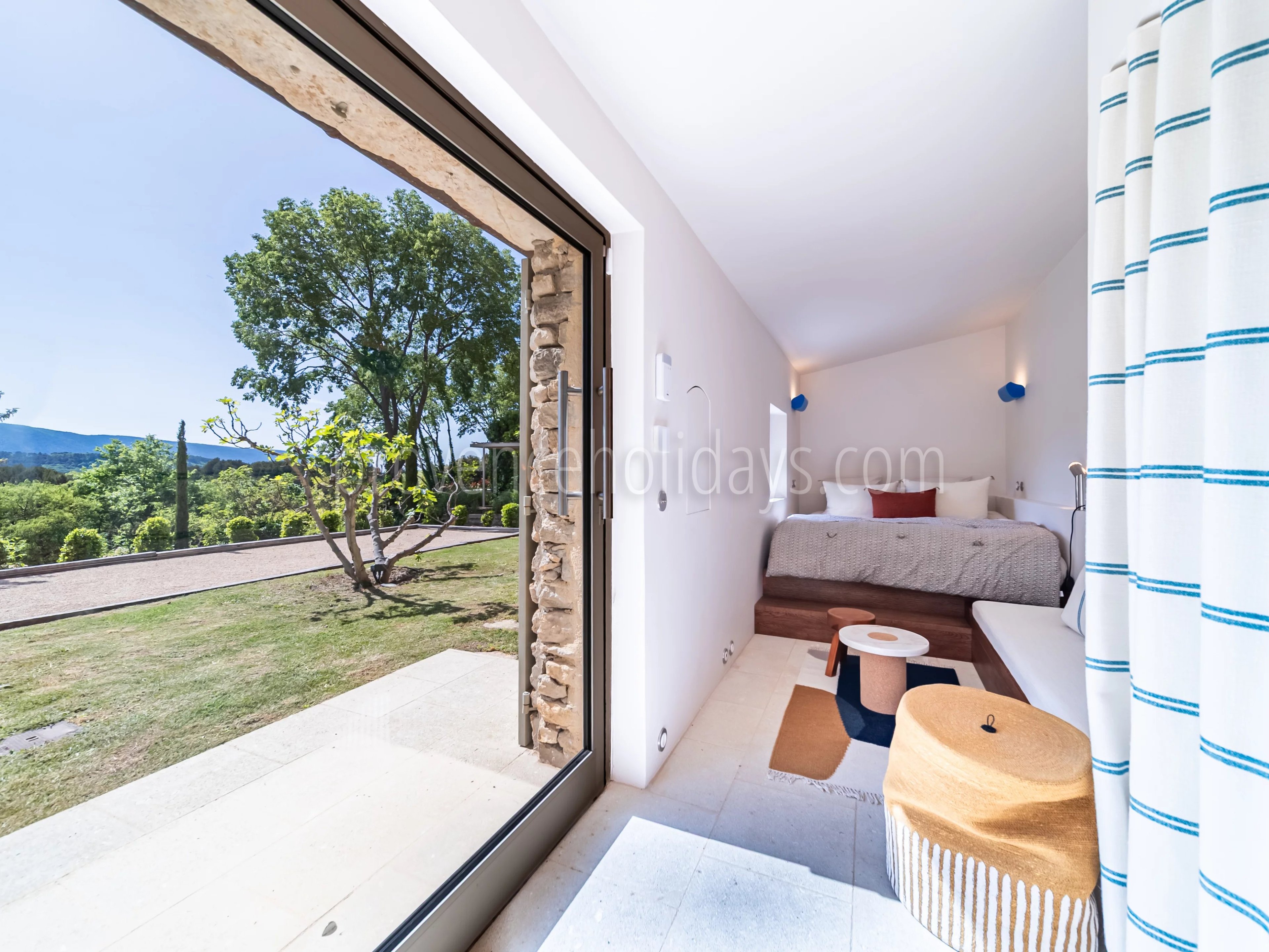 20 - Stone Property in Ménerbes: Villa: Exterior