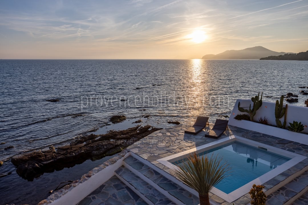 Luxury, privacy and comfort right on the water in Hyères. - Swimming Pool