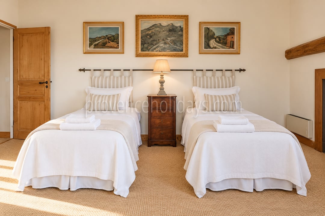 14 - Farmhouse with outbuildings in Lambesc: Villa: Bedroom