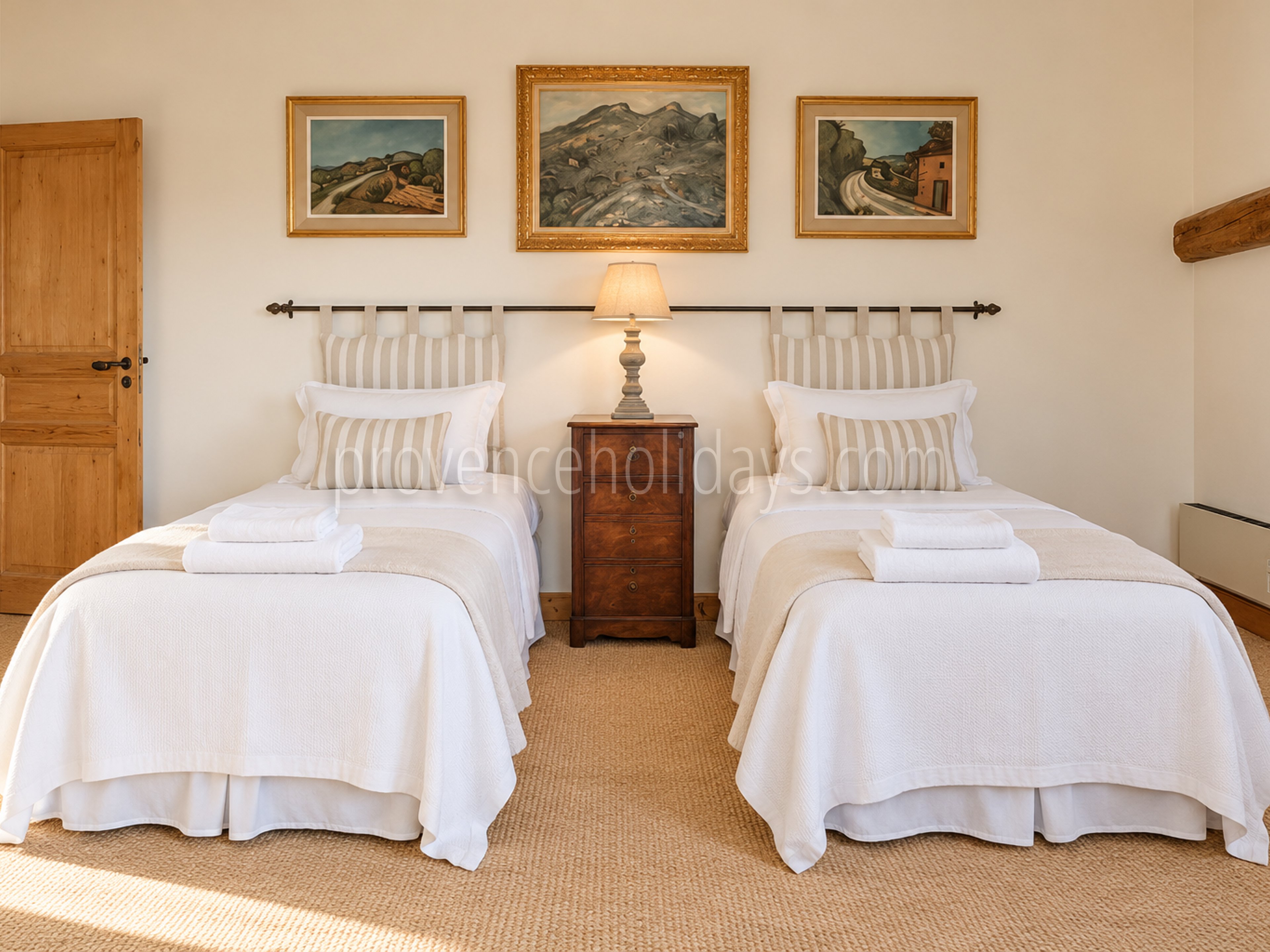 14 - Farmhouse with outbuildings in Lambesc: Villa: Bedroom