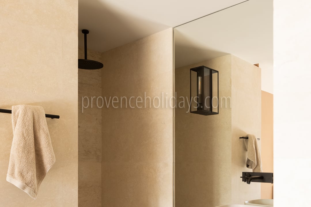 25 - Mas des Collines: Villa: Bathroom