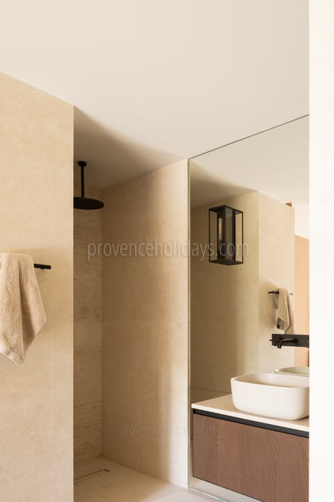 25 - Mas des Collines: Villa: Bathroom