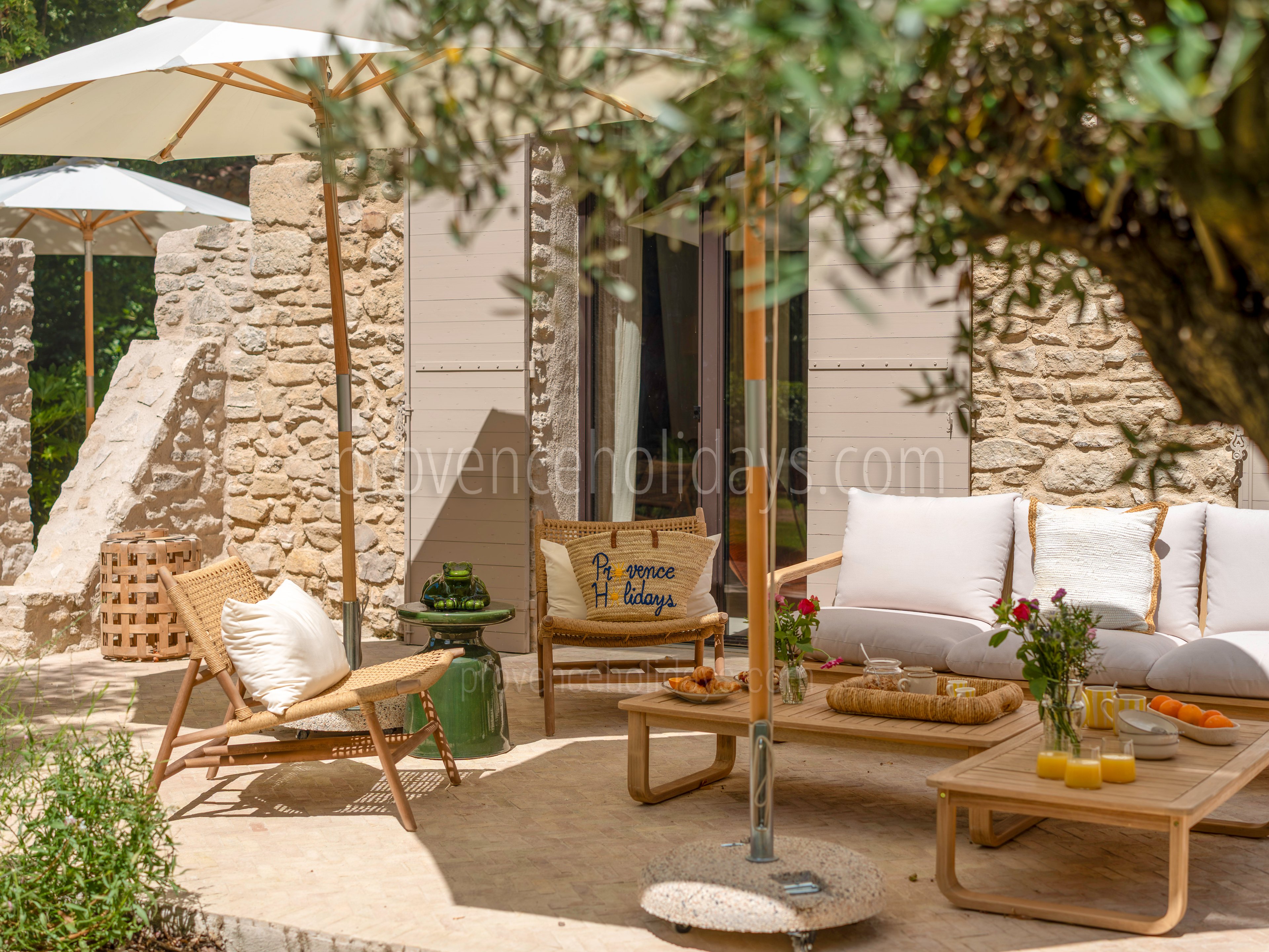 16 - Domaine de la Sorgue: Villa: Exterior
